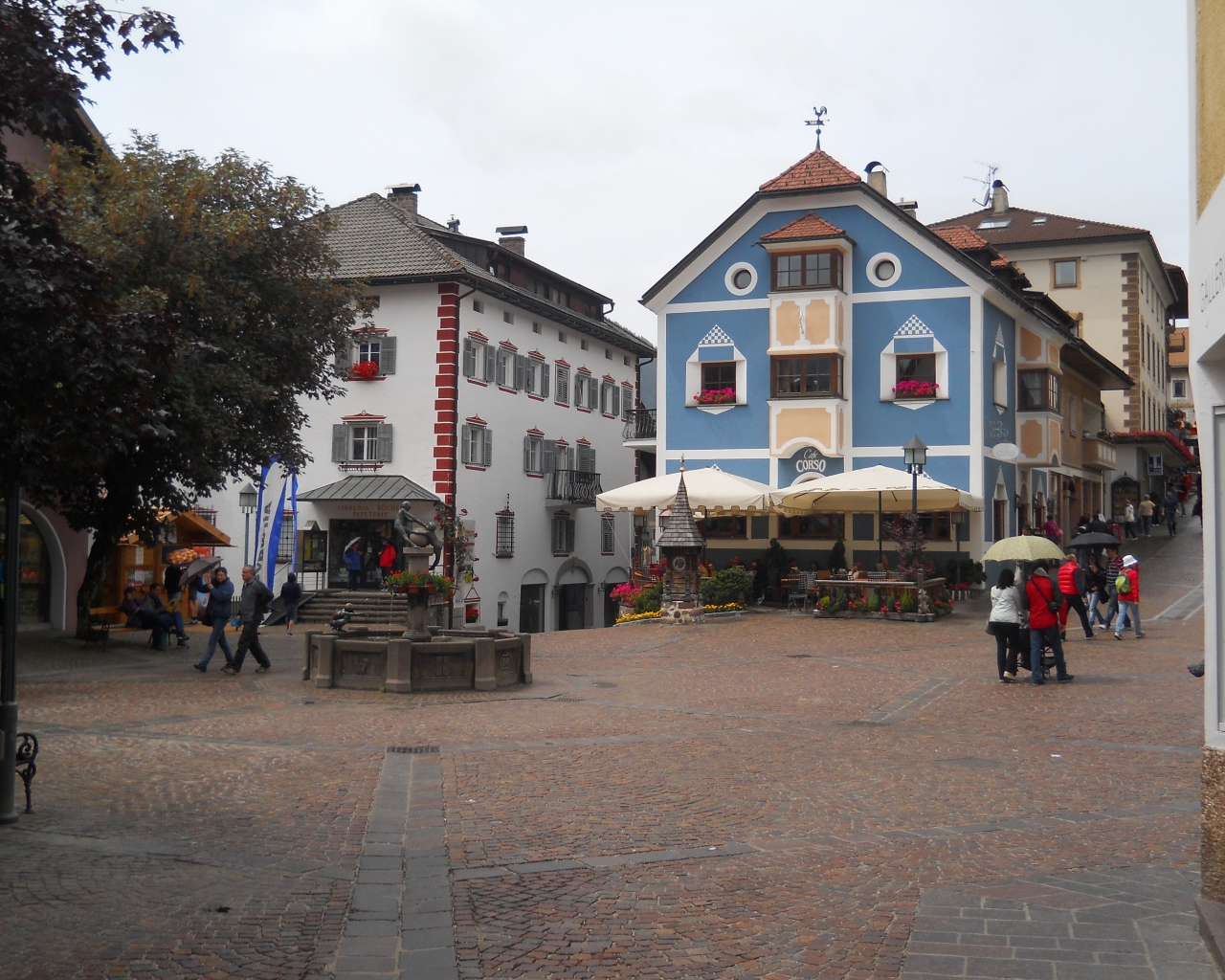 Старинные дома на курорте Ортизей, Италия