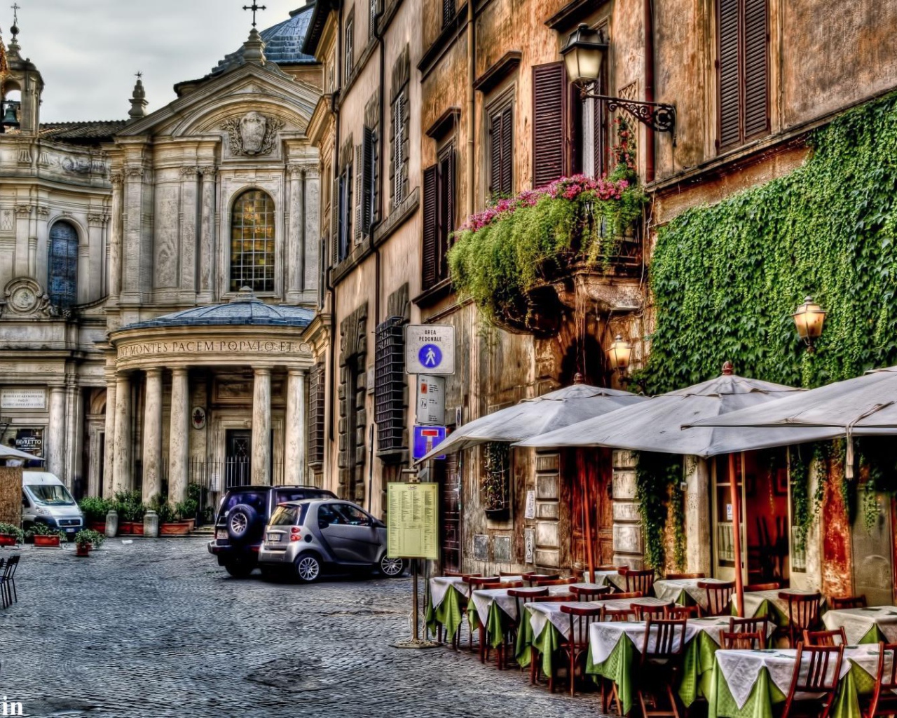 Старинная улочка в Риме