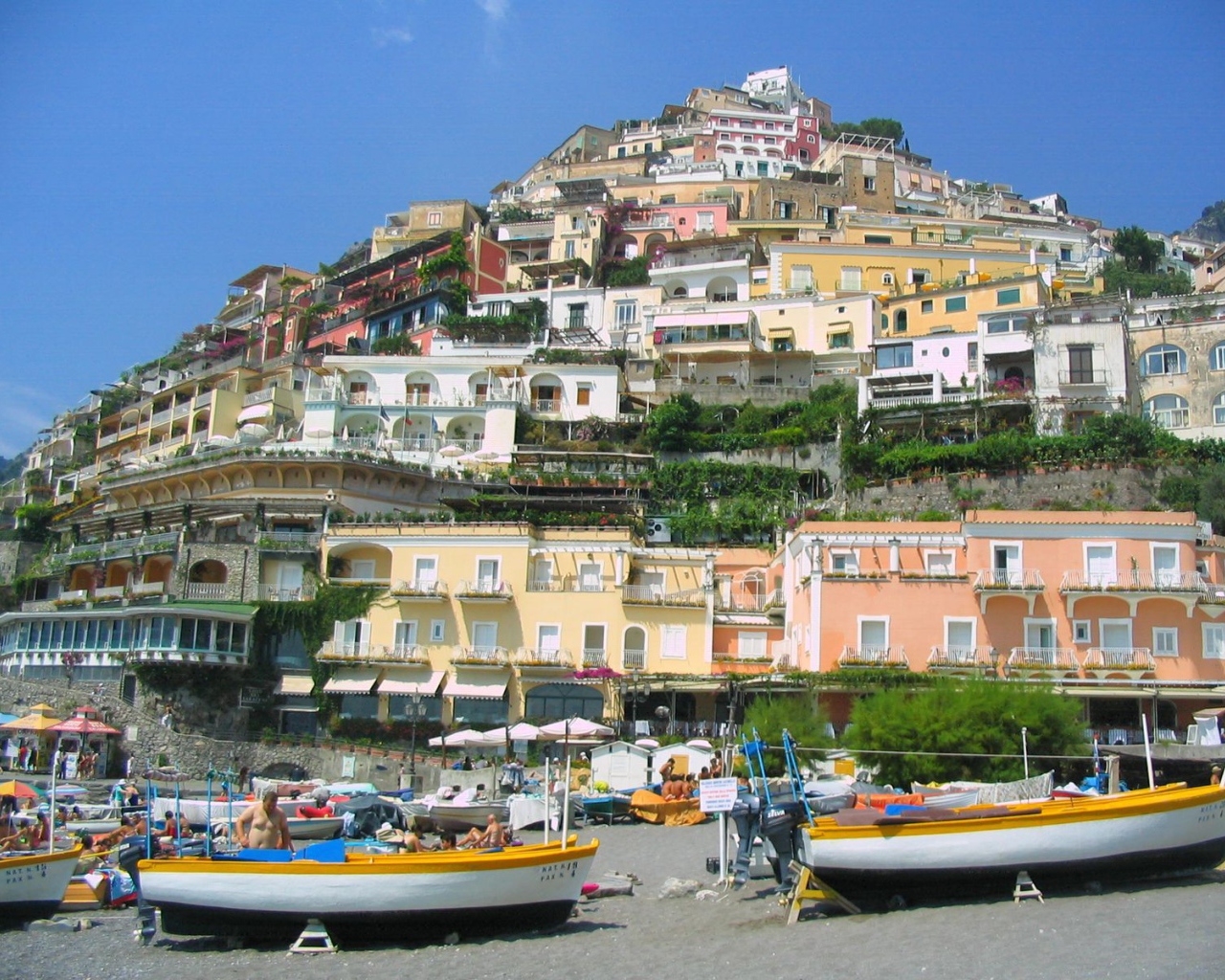 На набережной на курорте Позитано, Италия