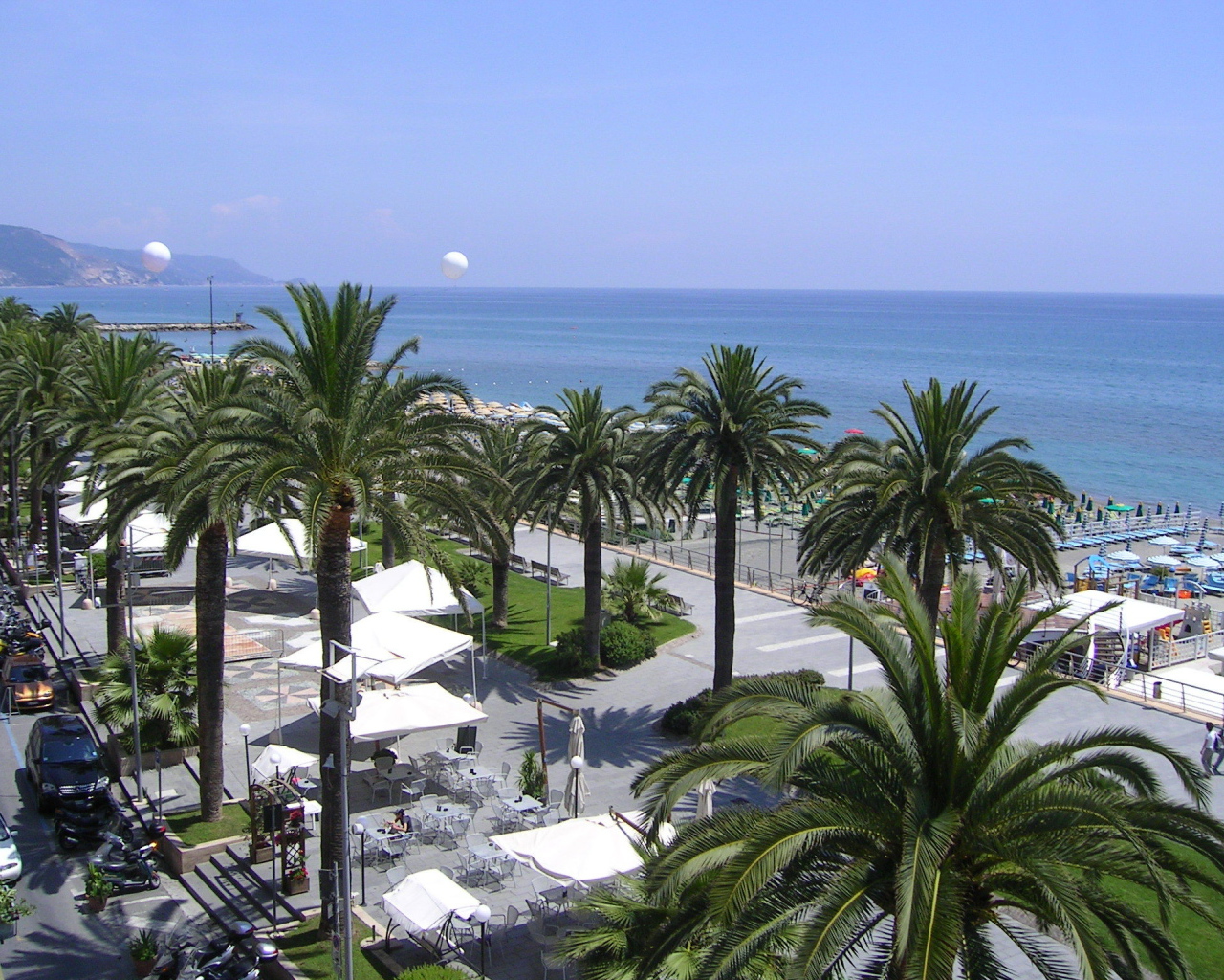 Пальмы на пляже в Лоано, Италия