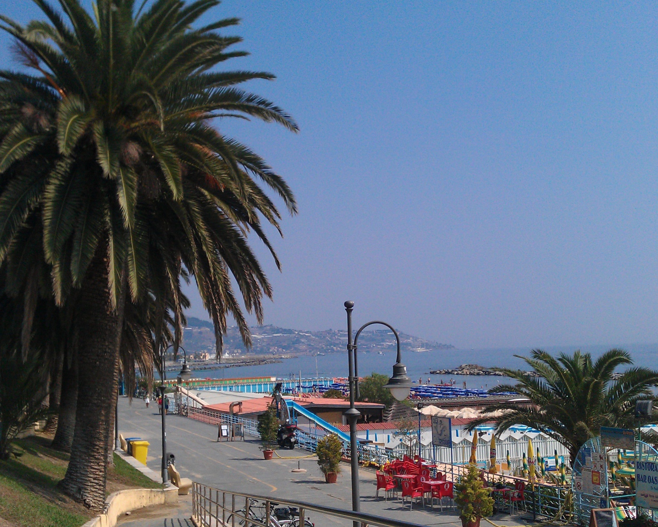 Пальмы на берегу в Сан Ремо, Италия