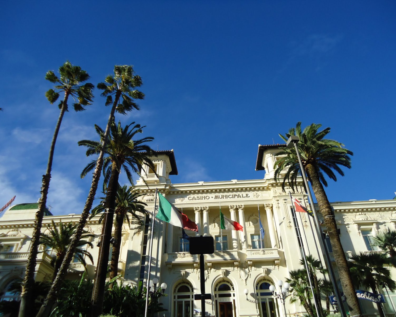 Пальмы у казино в Сан Ремо, Италия