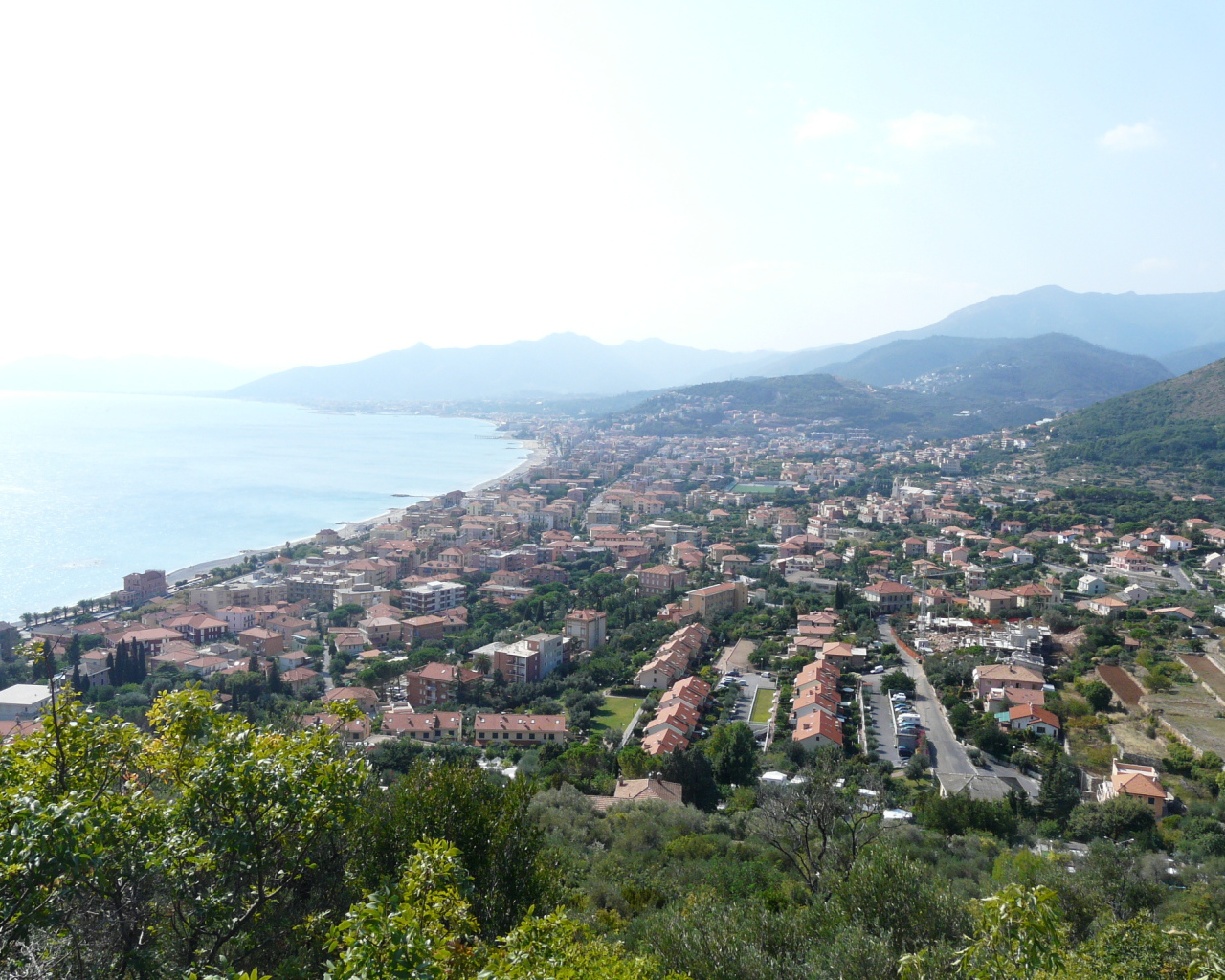 Панорама на курорте в Пьетра Лигуре, Италия