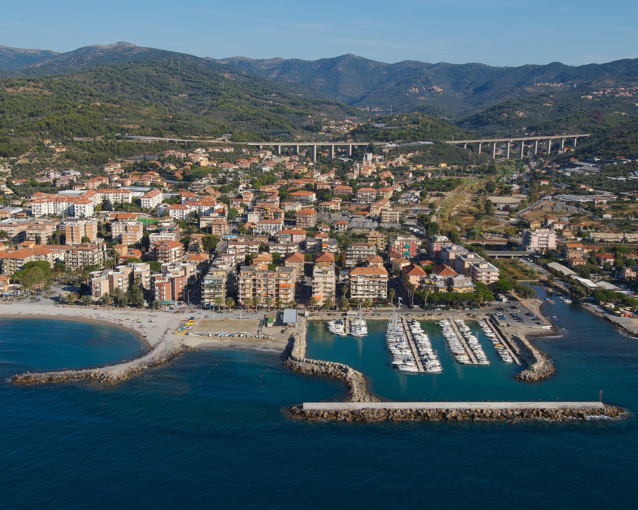 Панорама на курорте Сан Бартоломео Аль Маре, Италия