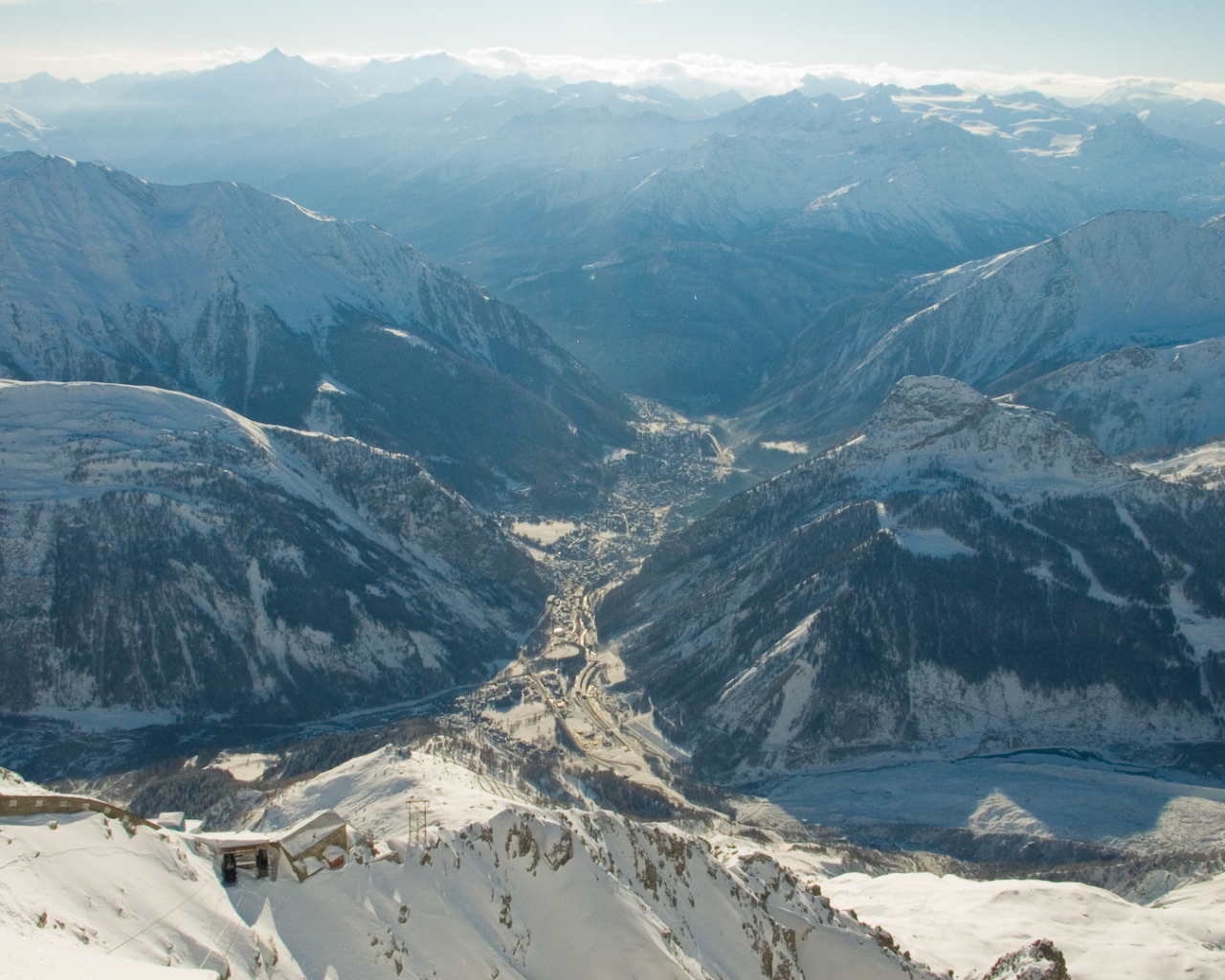 Панорама города на горнолыжном курорте Курмайор, Италия