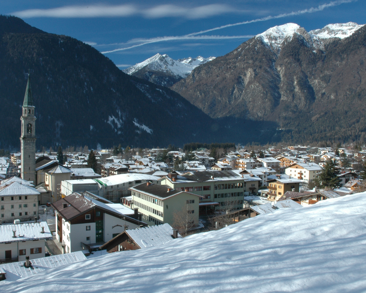 Панорама города на горнолыжном курорте Мадонна ди Кампильо, Италия