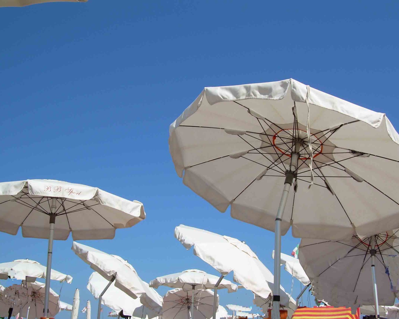 Пляжные зонтики на курорте Диано Марино, Италия