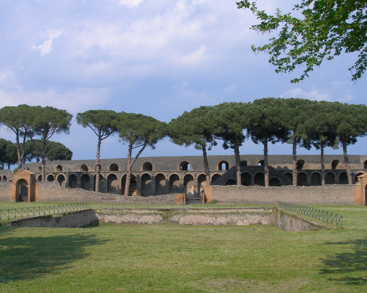 Парк среди развалин в Помпеях, Италия