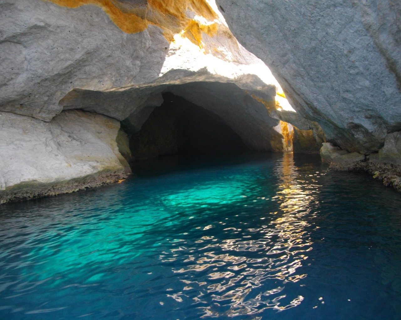 Проход среди скал на острове Понца, Италия