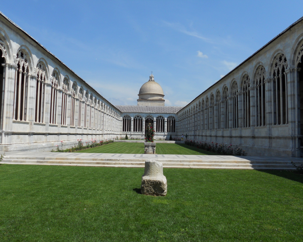 Внутренний дворик собора в Пизе, Италия