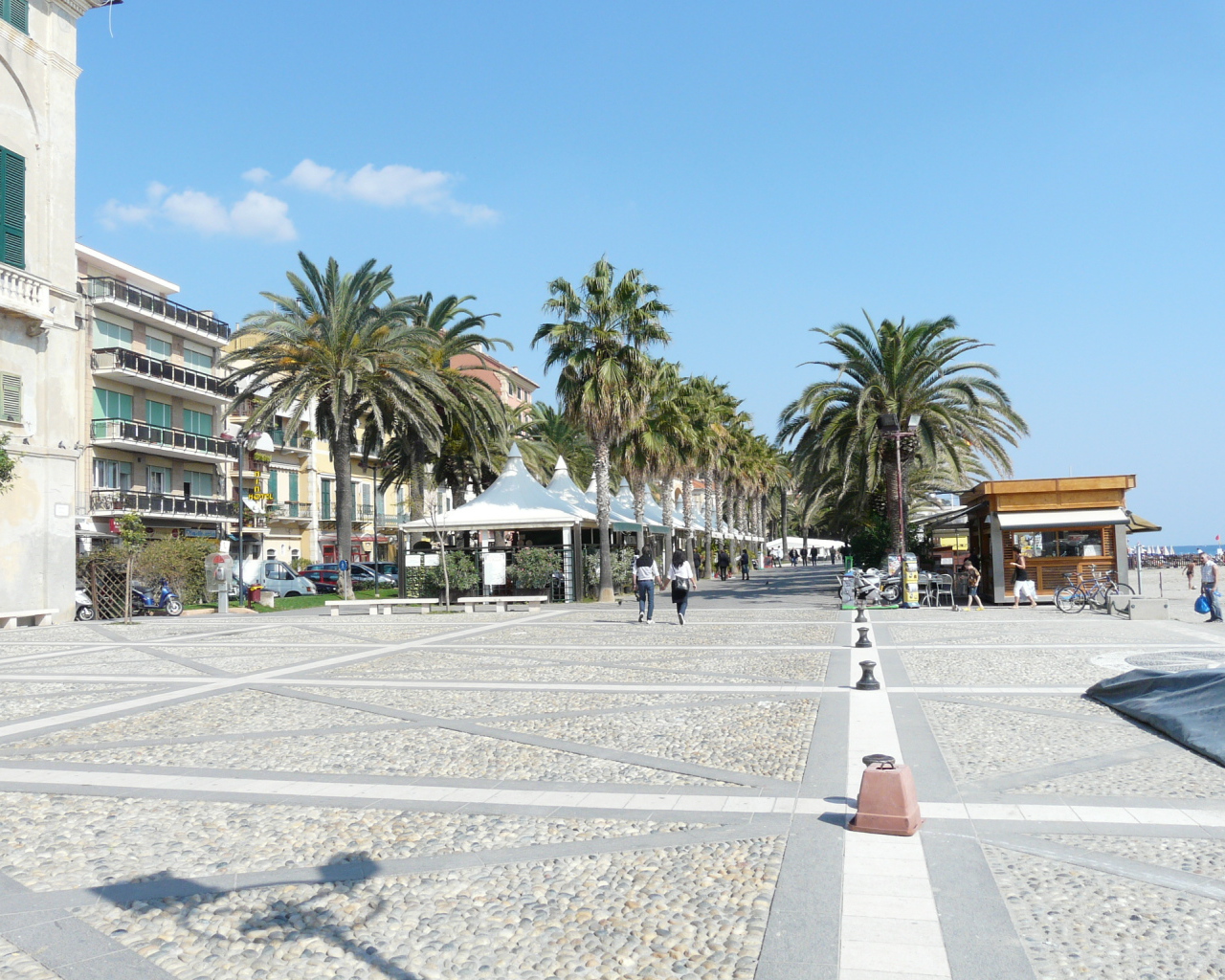 Набережная на курорте Финале Лигуре, Италия