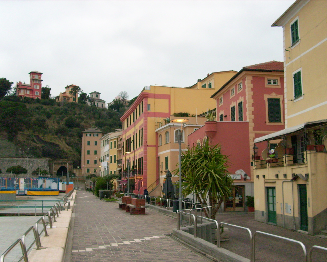 Набережная на курорте Челле Лигуре, Италия