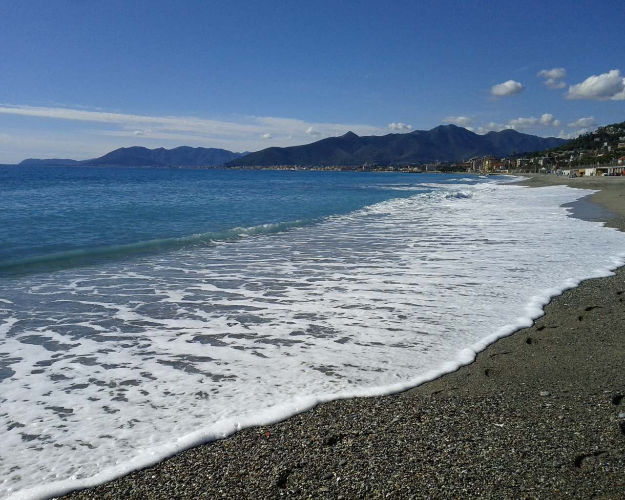 Отдых на пляже на курорте в Пьетра Лигуре, Италия