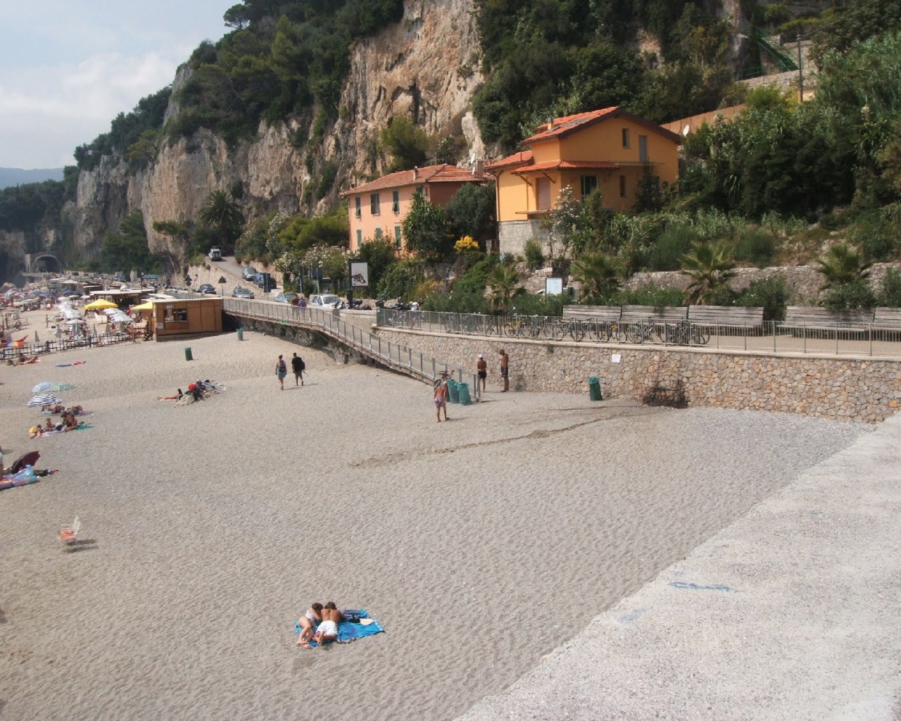 Отдых на пляже на курорте Финале Лигуре, Италия