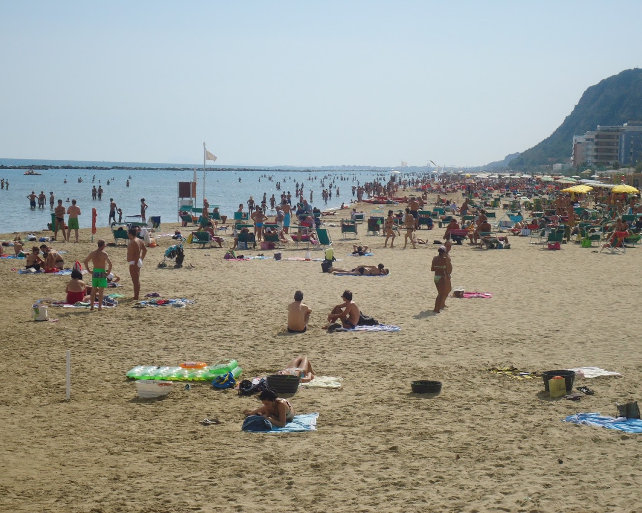 Отдых на пляже на курорте Пизавр, Италия