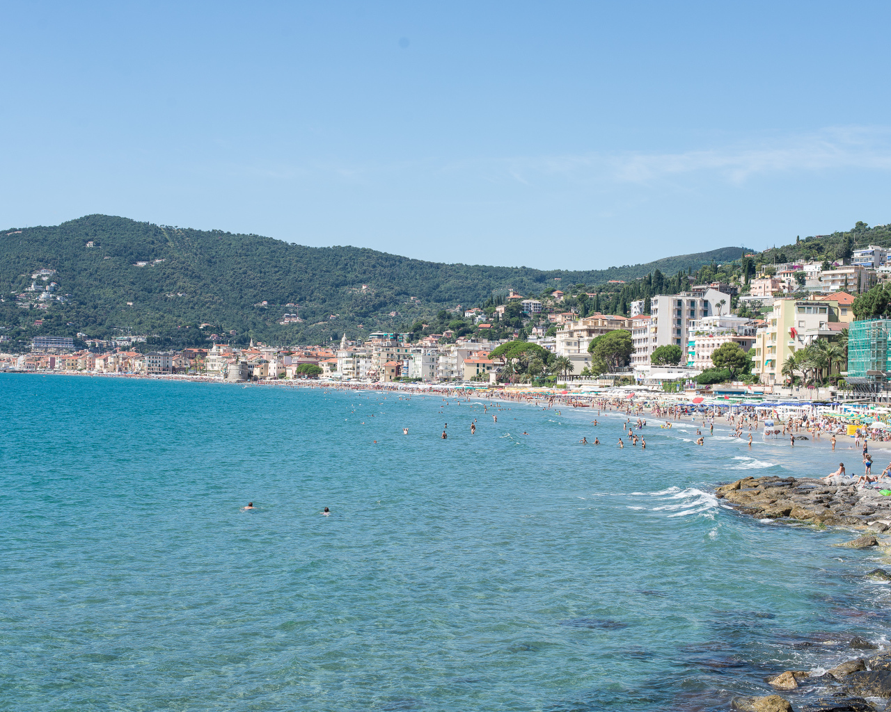 Отдых на пляже на курорте Алассио, Италия