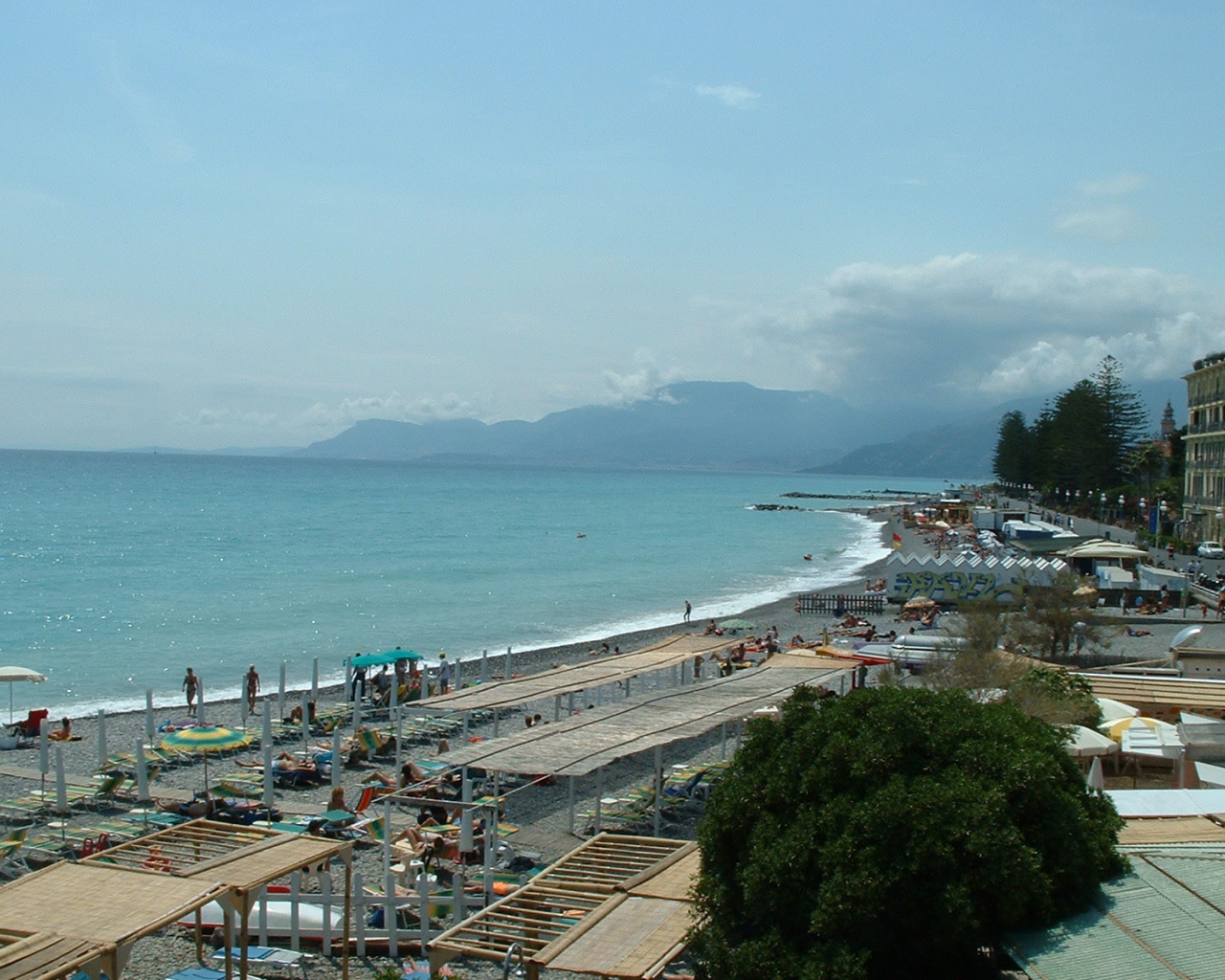 Отдых на пляже на курорте Бордигера, Италия