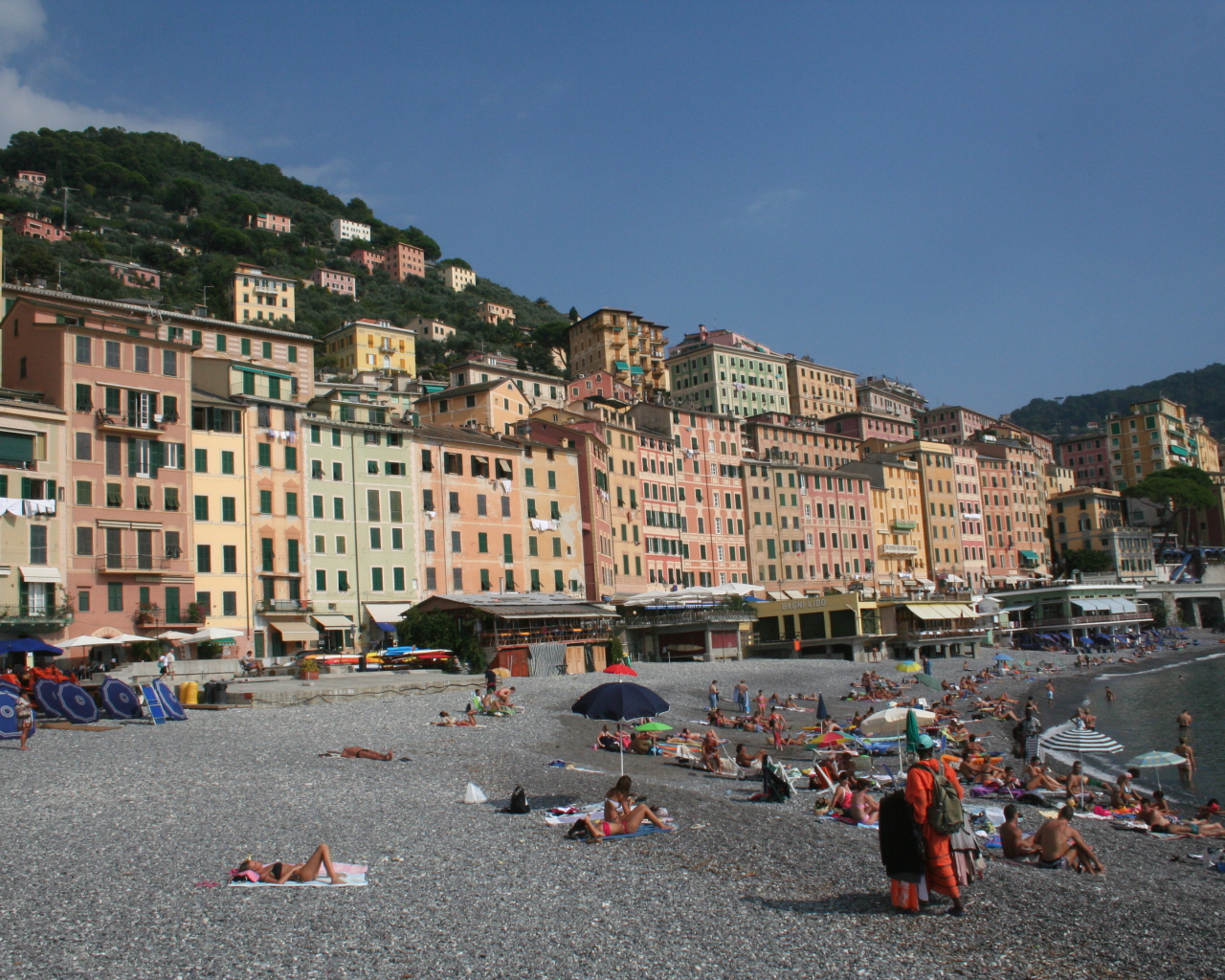 Отдых на пляже на курорте Империя, Италия