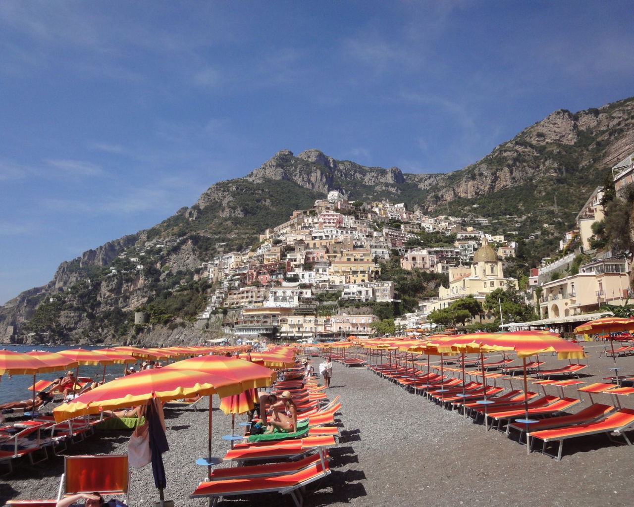 Отдых на пляже на курорте Позитано, Италия