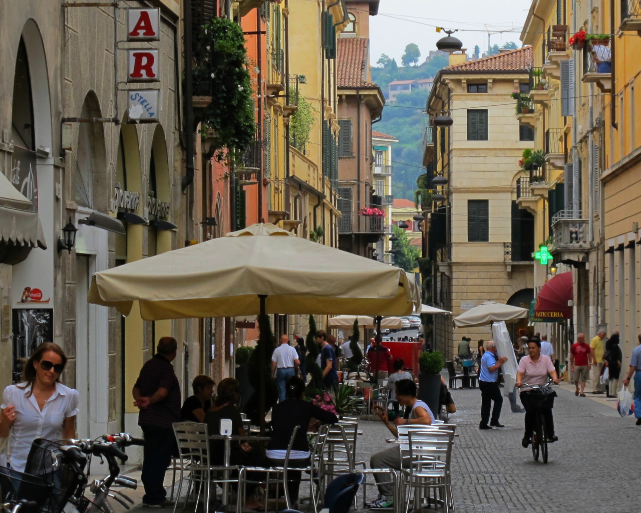 Отдых в уличном кафе в Вероне, Италия