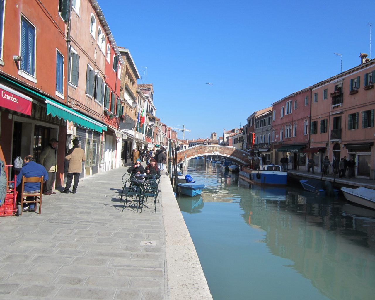 Отдых в уличном кафе на острове Мурано, Италия