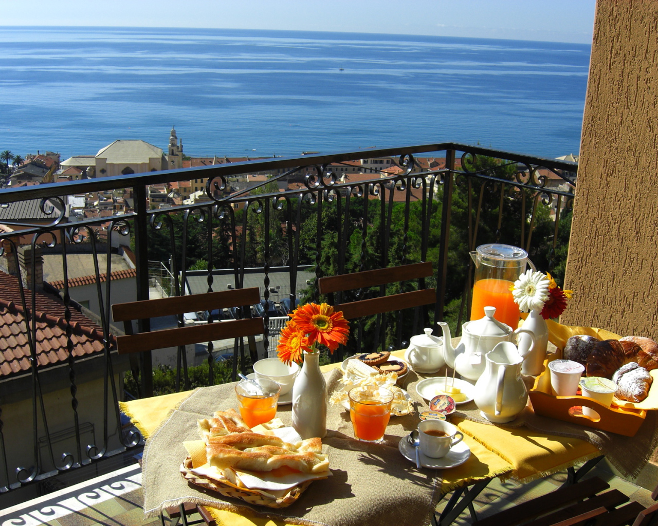 Отдых в кафе на террассе на курорте в Пьетра Лигуре, Италия