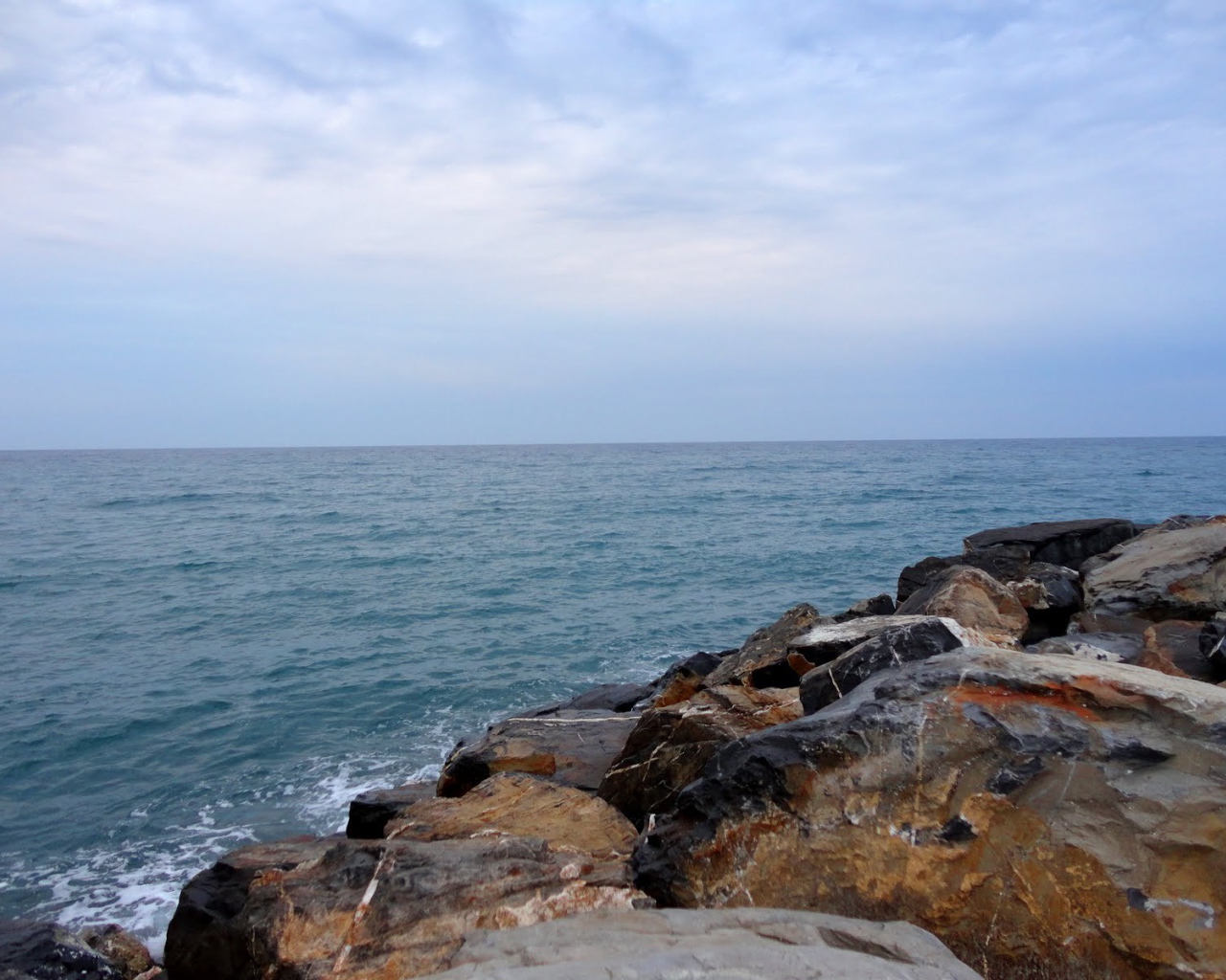 Каменистый берег на курорте Диано Марино, Италия