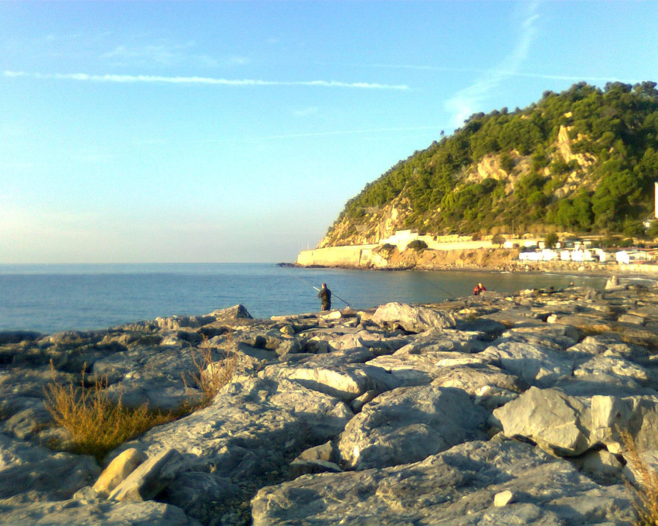 Каменистый берег на курорте Сан Бартоломео Аль Маре, Италия