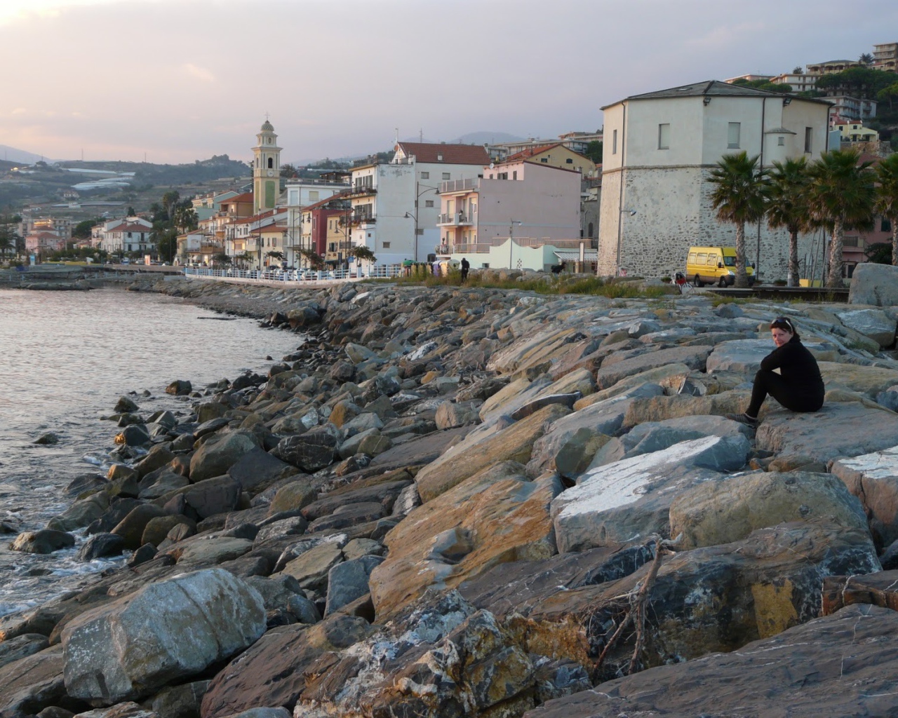 Каменистый берег в Санто Стефано аль Маре, Италия