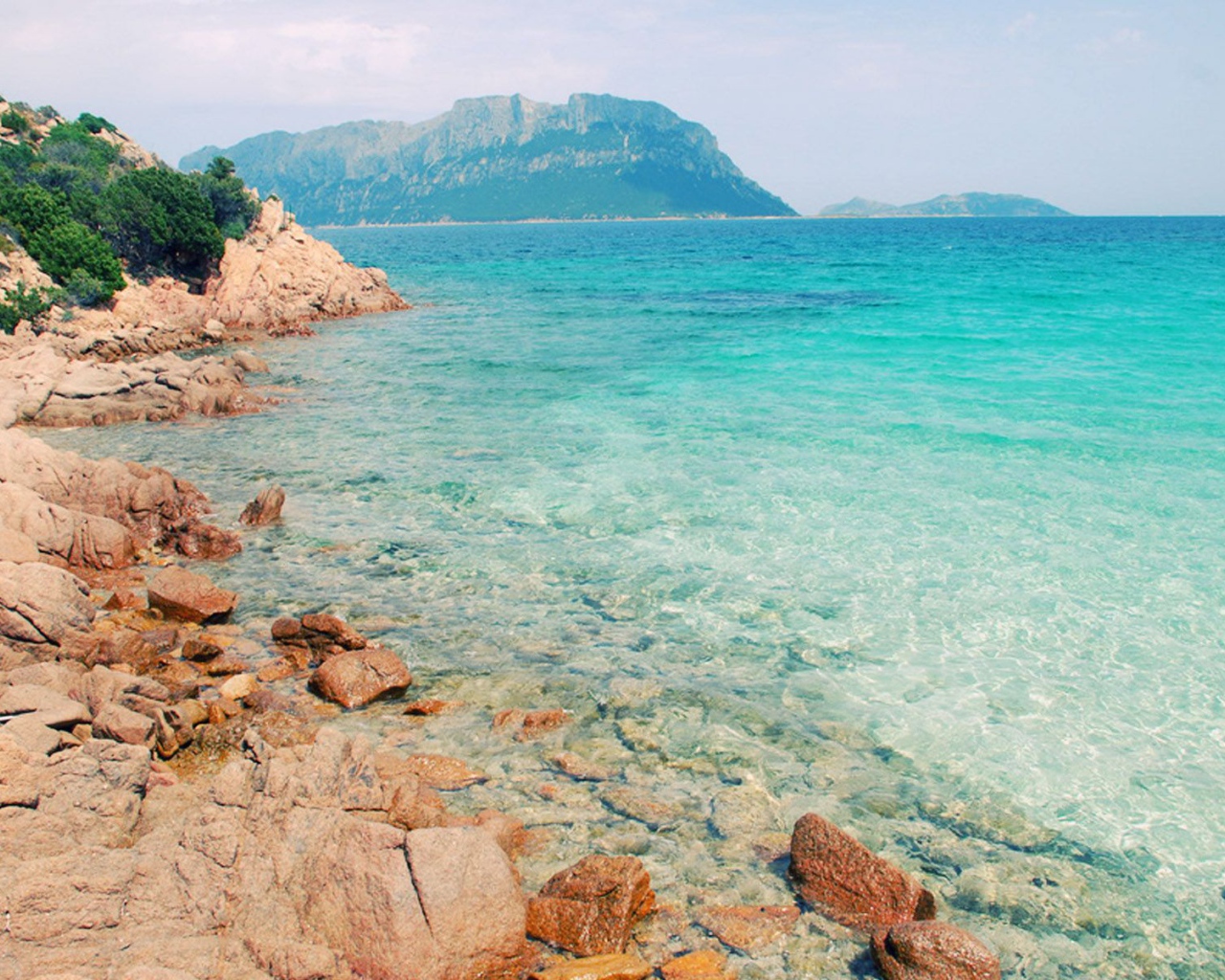 Каменистый берег на острове Сардиния, Италия