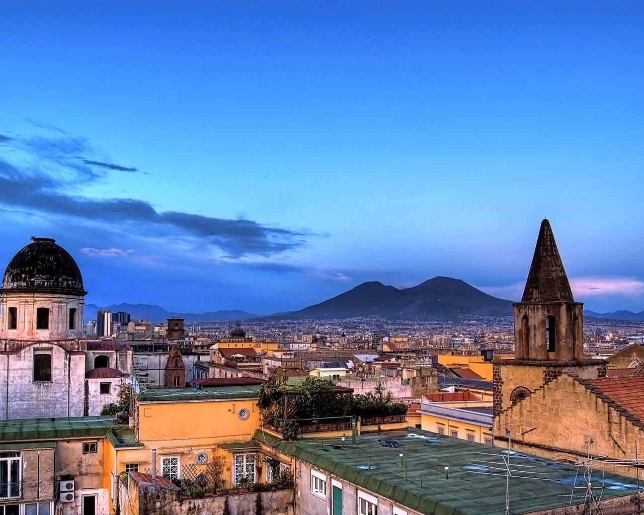 Крыши домов в Неаполе, Италия