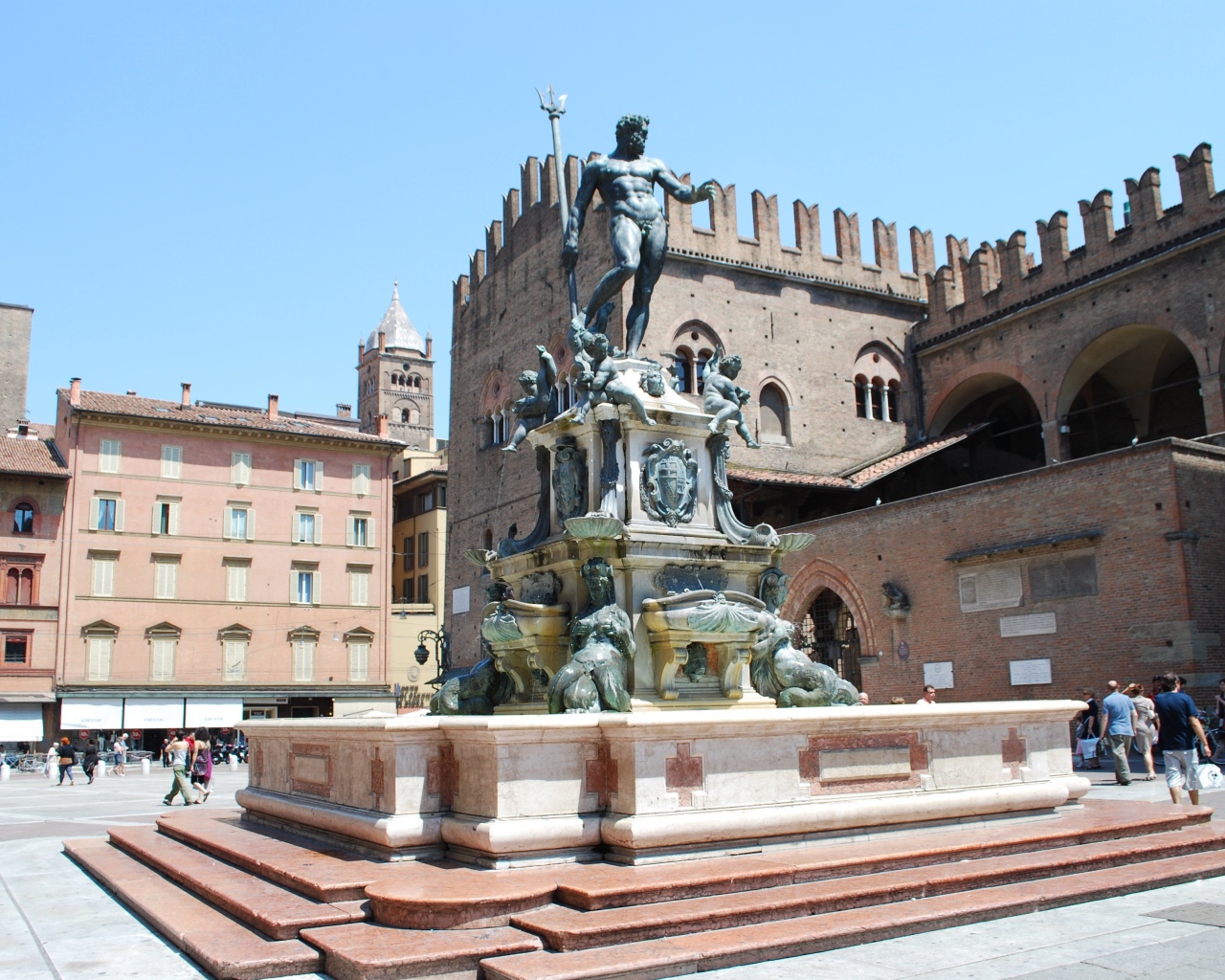 Скульптура на площади на курорте Пизавр, Италия