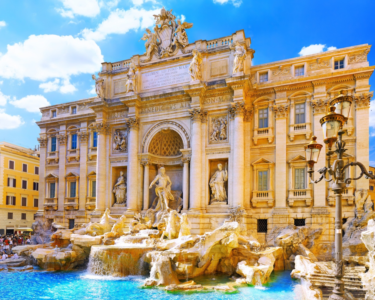 Сияющий золотом фонтан Треви в Риме, Италия