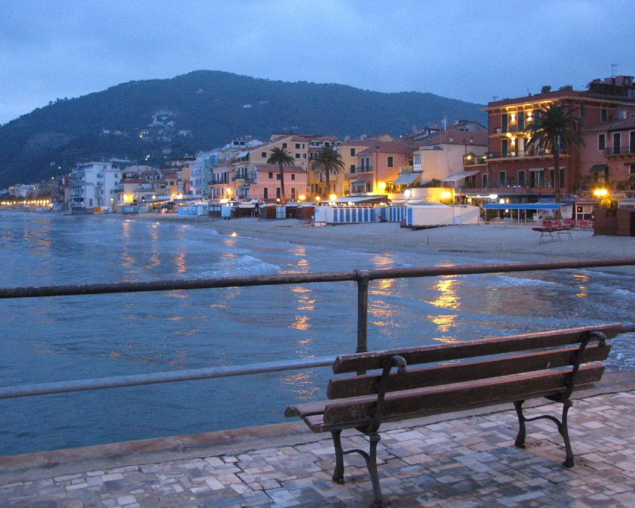 Лавка на набережной на курорте Алассио, Италия