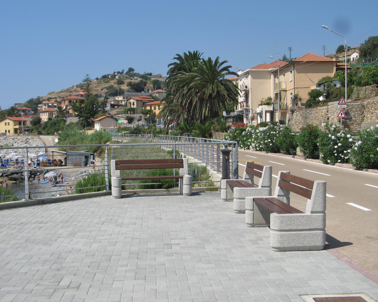 Лавочки на набережной в Санто Стефано аль Маре, Италия