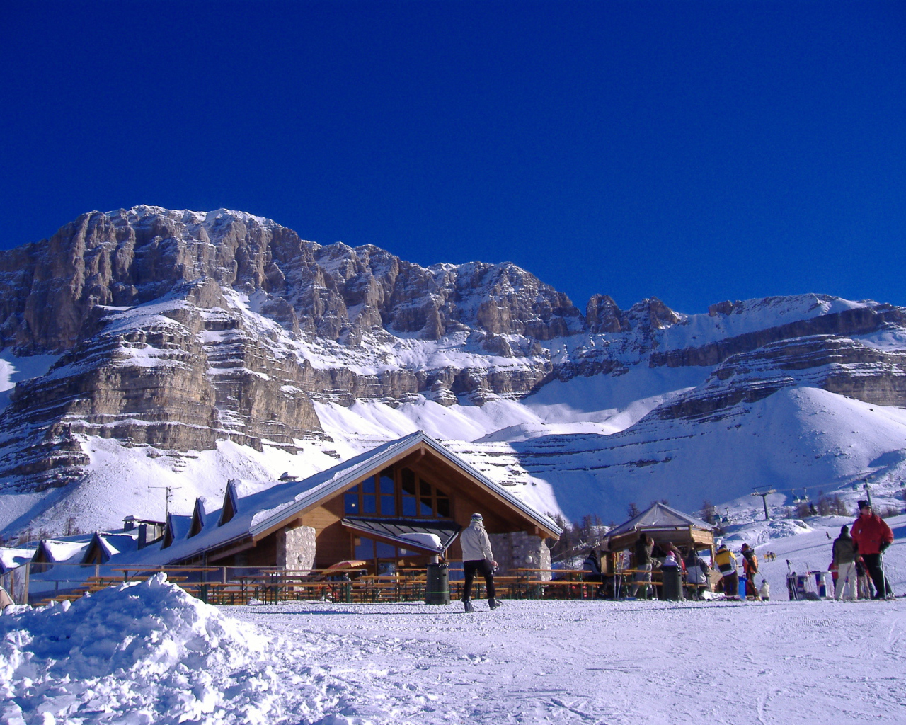 Горнолыжная база на курорте Мадонна ди Кампильо, Италия