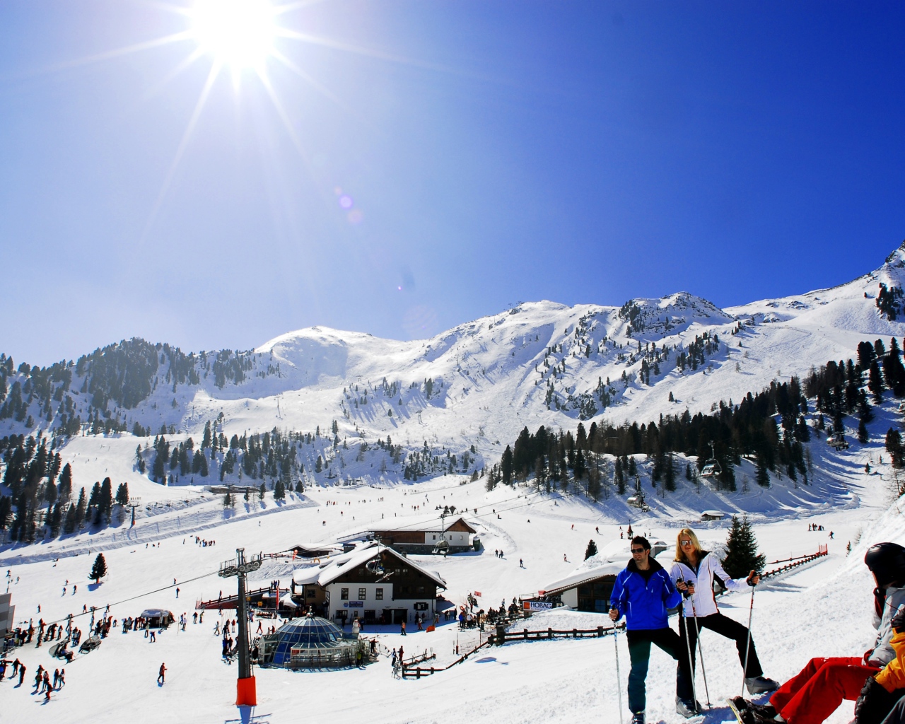 Катание на лыжах на горнолыжном курорте Кортина д'Ампеццо, Италия