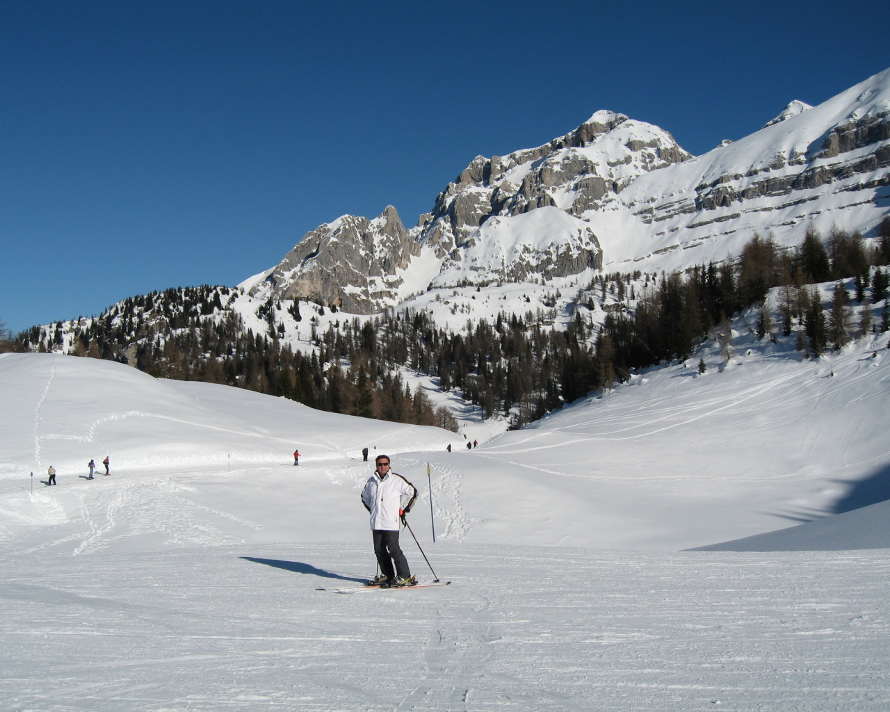 Катание на лыжах на горнолыжном курорте Мадонна ди Кампильо, Италия