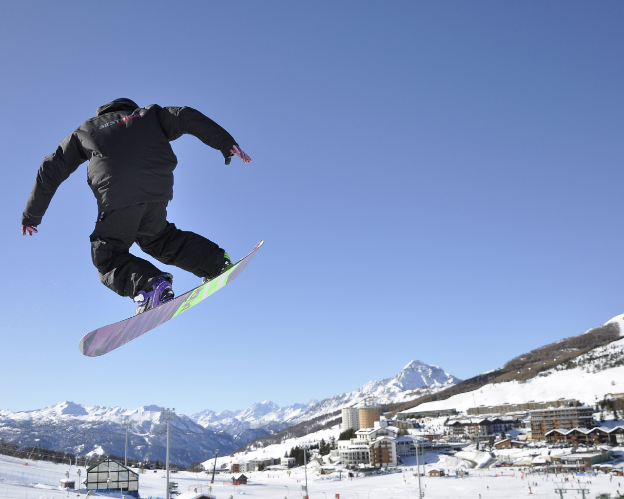 Катание на сноуборде на горнолыжном курорте Сестриер, Италия