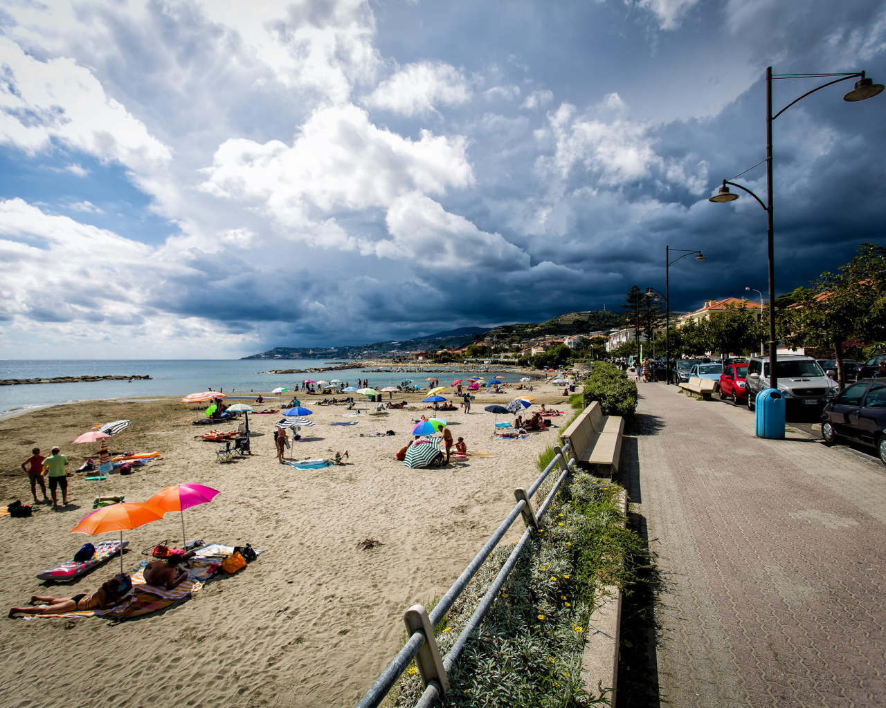 Весенний отдых на пляже в Санто Стефано аль Маре, Италия