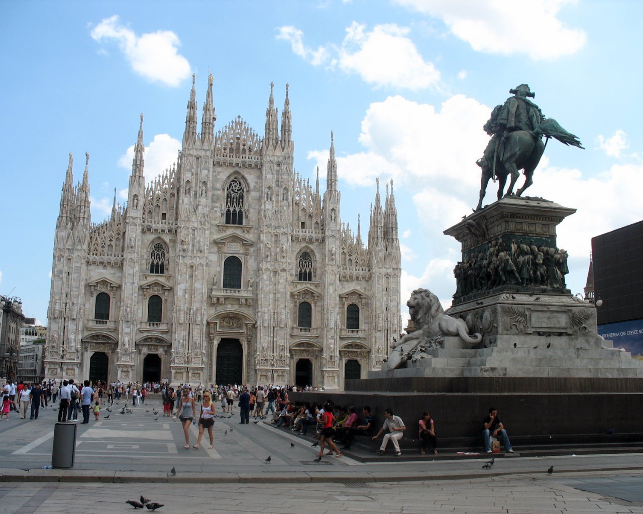 Площадь перед собором Дуомо в Милане, Италия