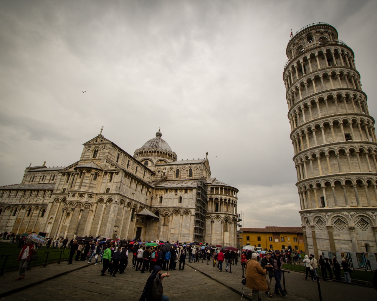 Площадь перед собором в Пизе, Италия