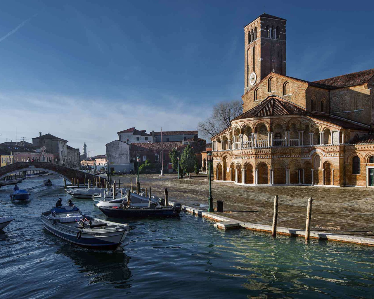 Базилика святой Марии на берегу канала на острове Мурано, Италия