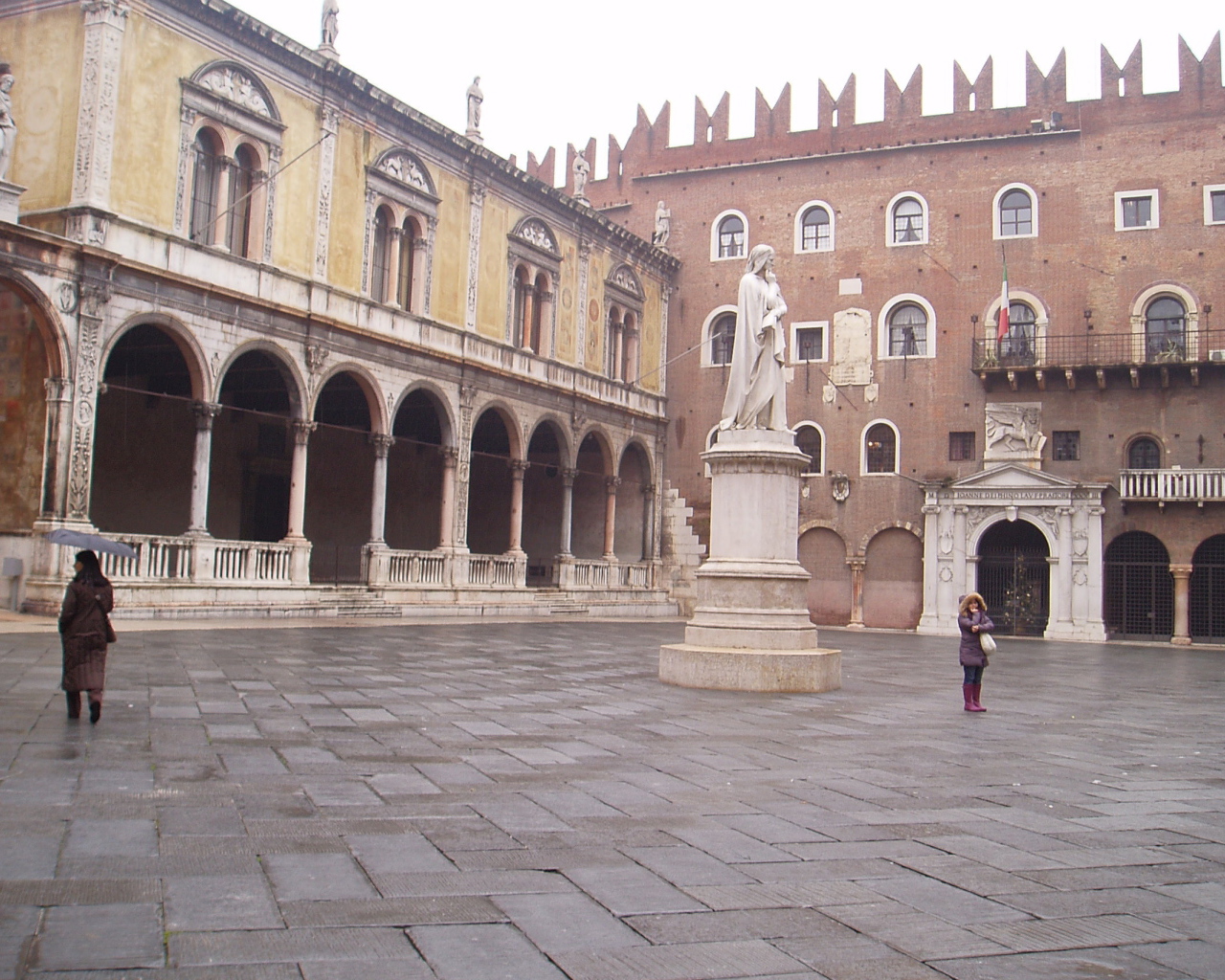 Статуя на площади в Вероне, Италия