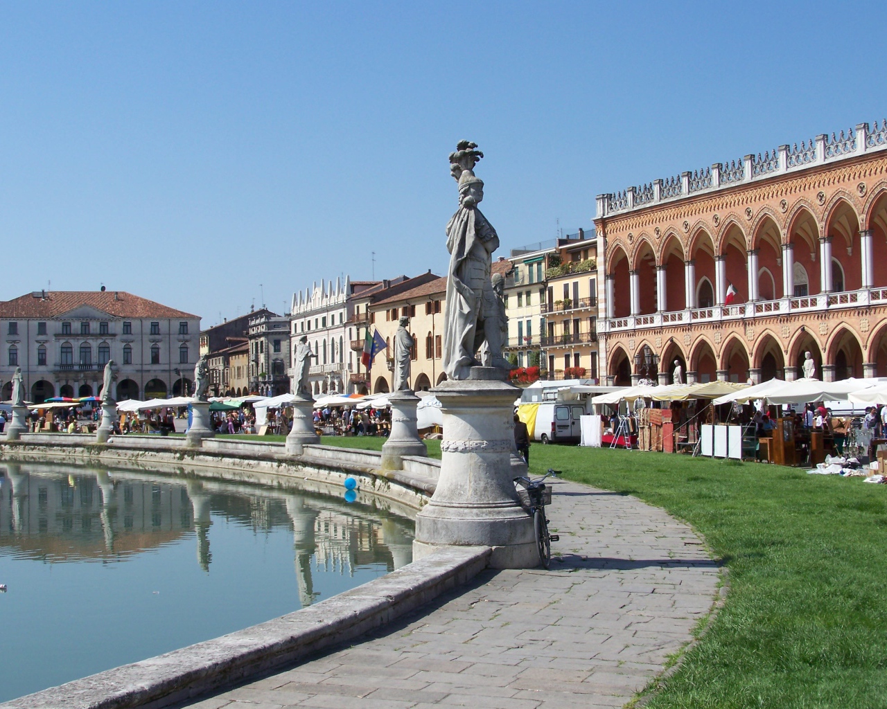 Статуи заслуженных жителей города в Падуе, Италия