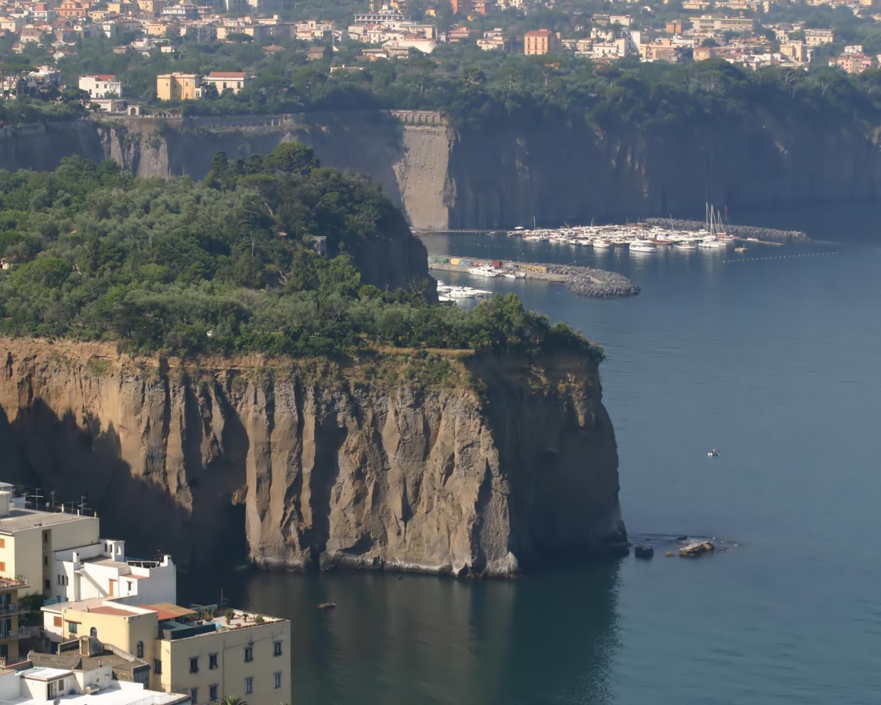 Обрывистые берега в Неаполе, Италия