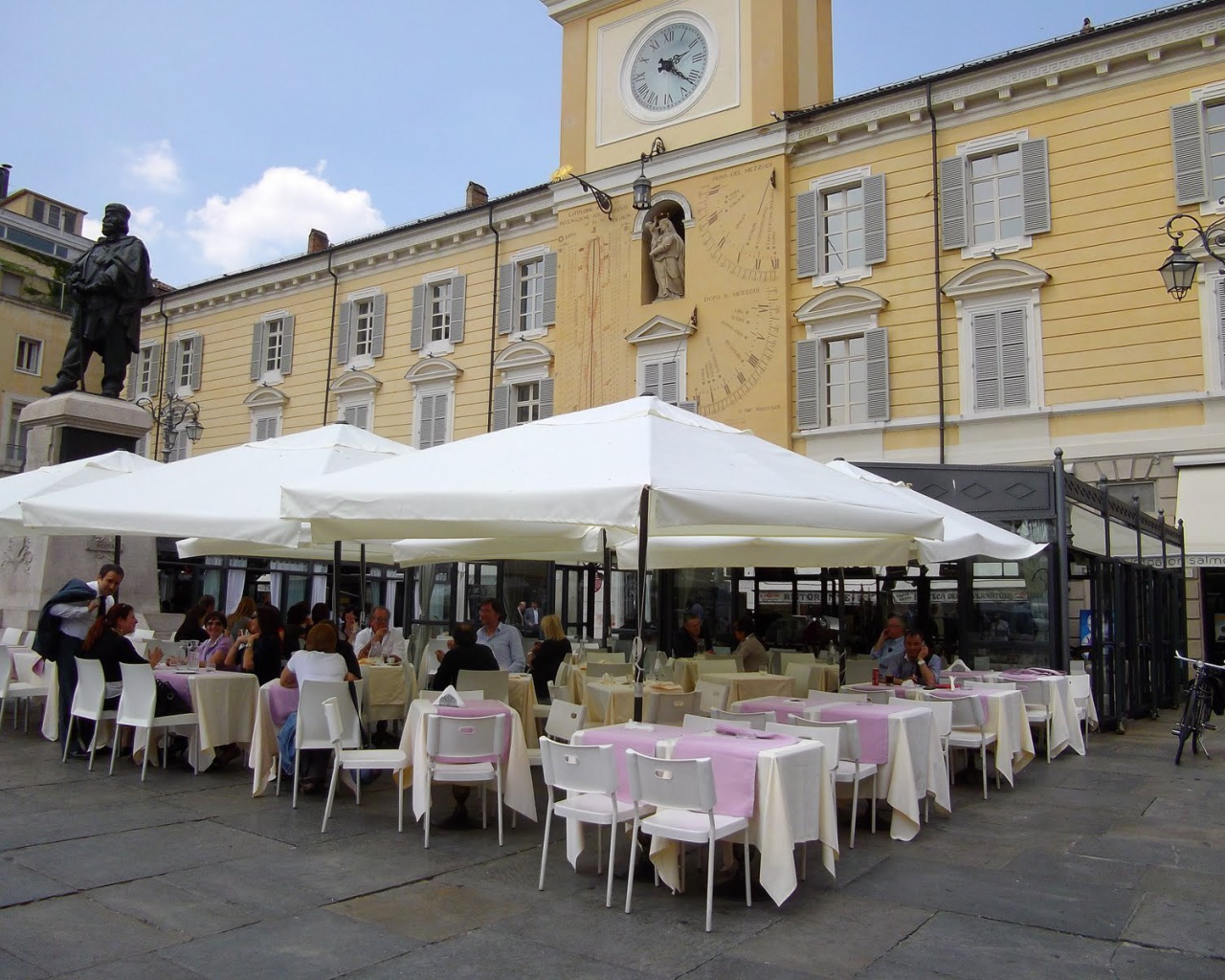 Уличное кафе в Парме, Италия