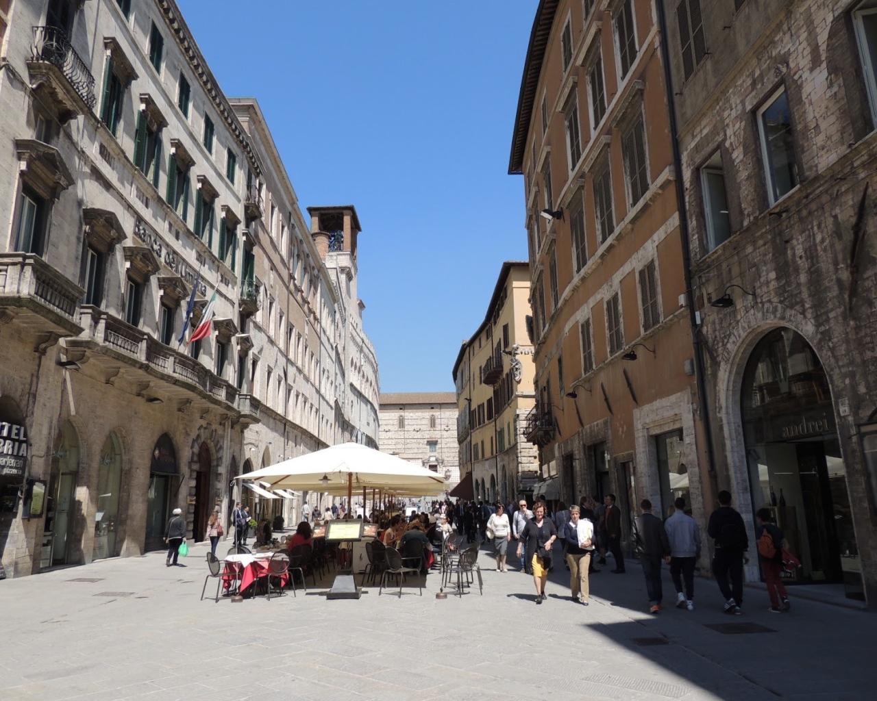 Уличное кафе в Перудже, Италия