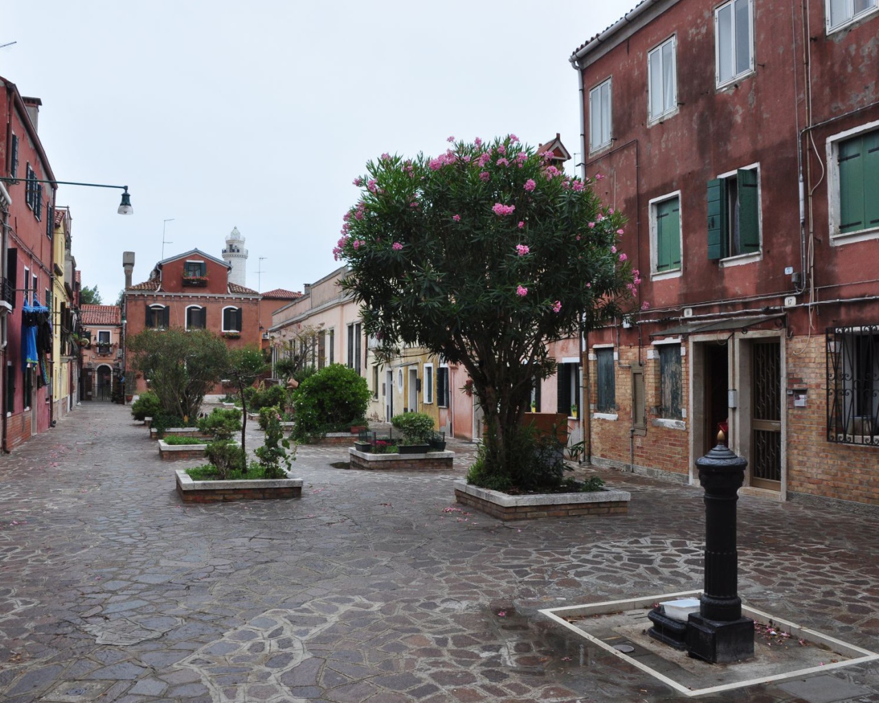 Улица в городе на острове Мурано, Италия