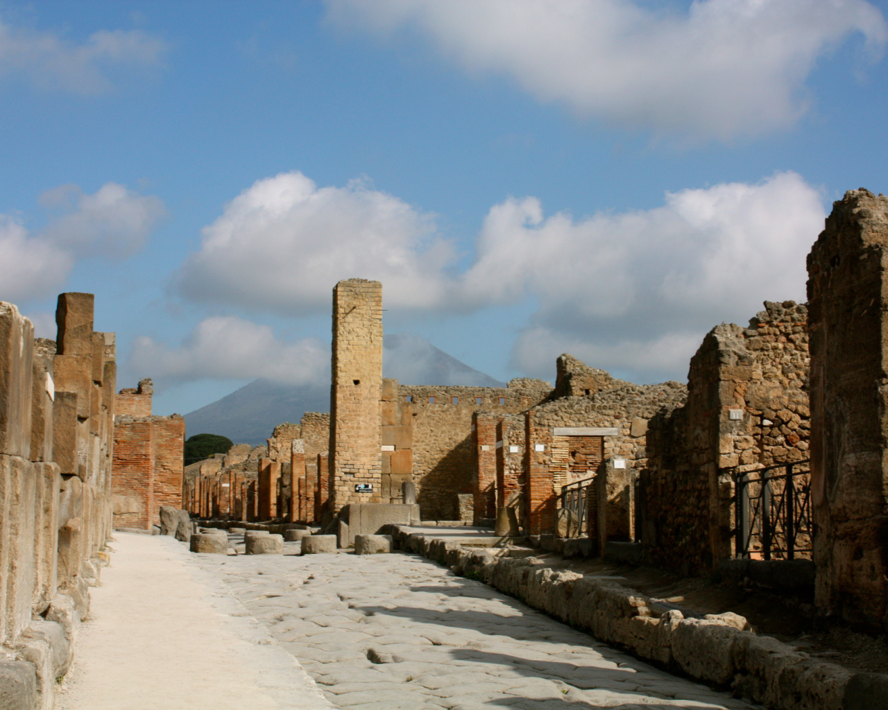 Улица на фоне Везувия в Помпеях, Италия